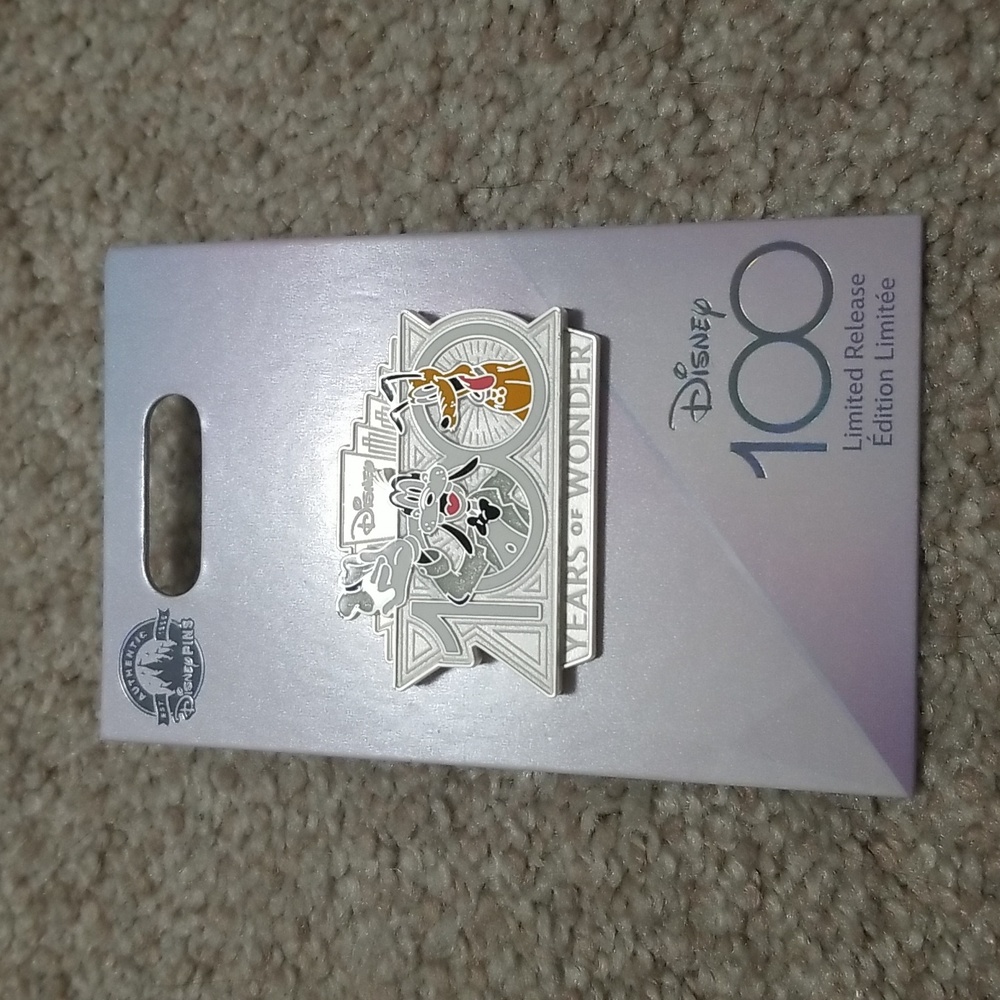 NEW 2023 Disney Parks D100 Platinum 100 Years Wonder Goofy Pluto Logo LR Pin